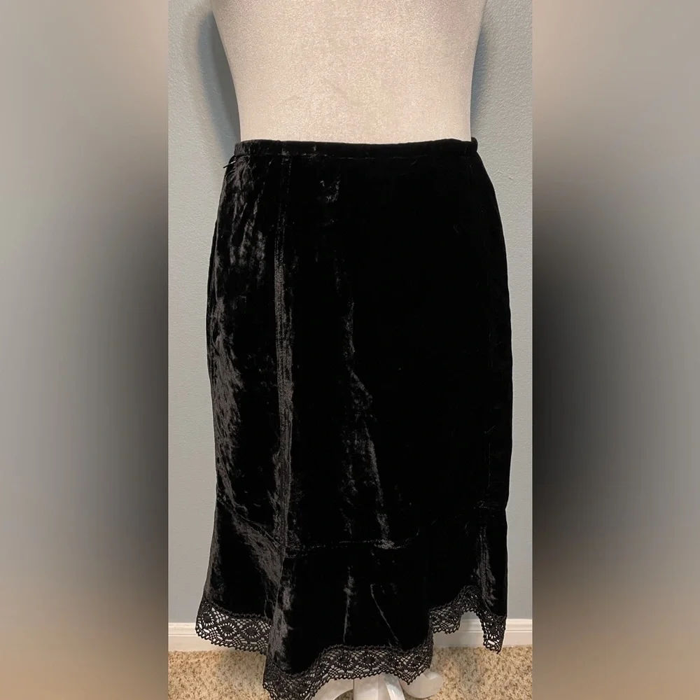 Black Velvet Women’s Skirt - Classic Elegant Style Lace Trim Medium